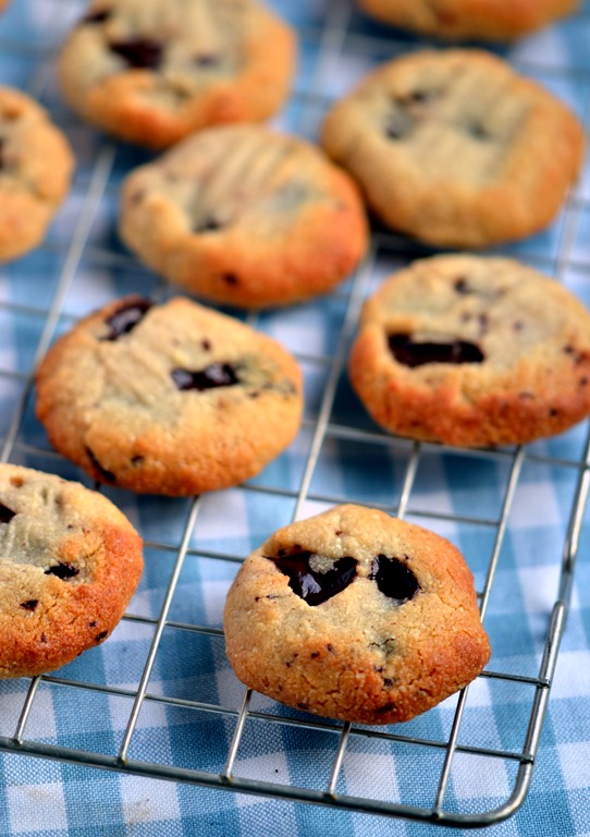 Almond, Cardamom & Chocolate Chunk Cookies |coconutandberries.com